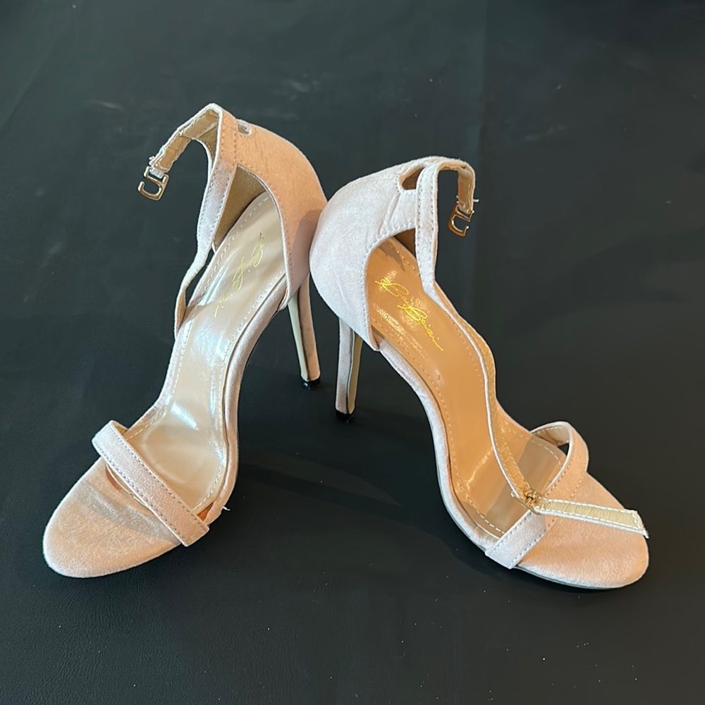 NWOT Elegant Baby Pink High Heels